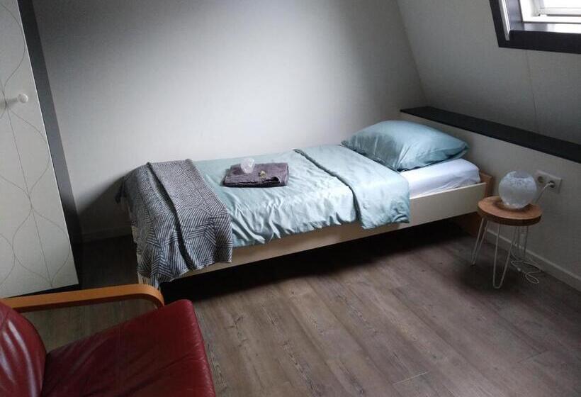 标准单人间, Langs De Maas