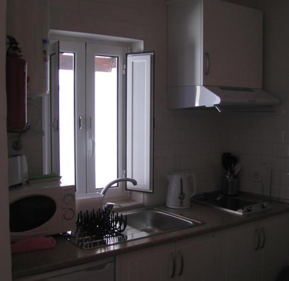 ファミリーステューディオ, Galega Guest House