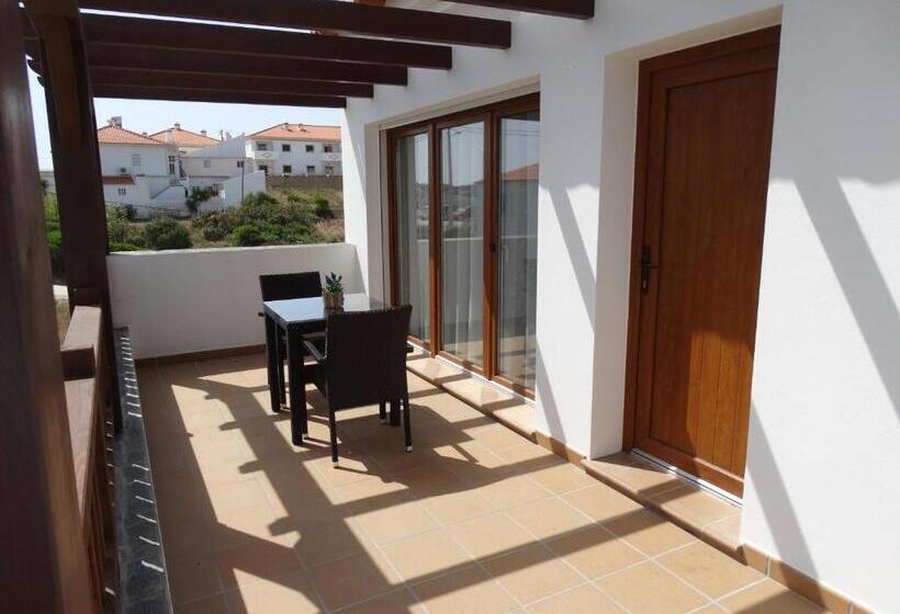 غرفة عائلية, Falésias Da Arrifana