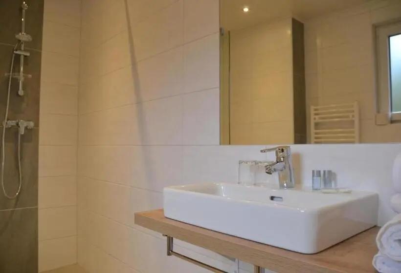 اتاق استاندارد سه نفره, Pension Adlerhorst