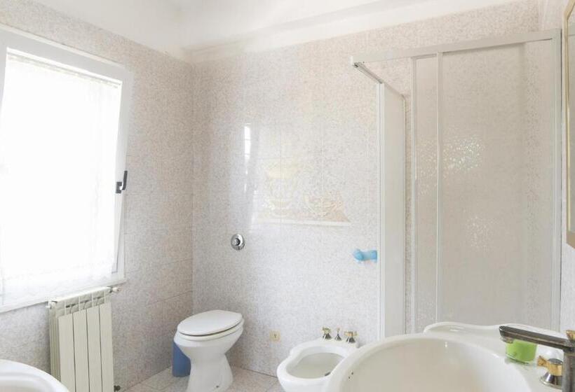 سوئیت با بالکن, Vacationers Refuge