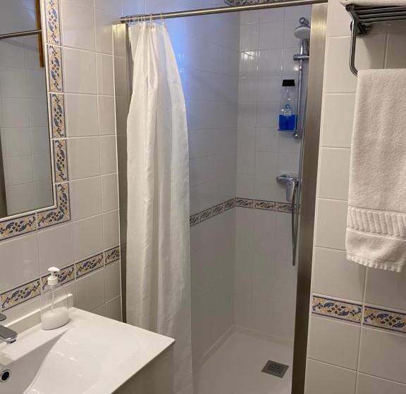 اتاق استاندارد سه نفره, Enjoy Viana Guest House