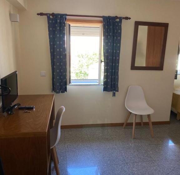 اتاق استاندارد سه نفره, Enjoy Viana Guest House