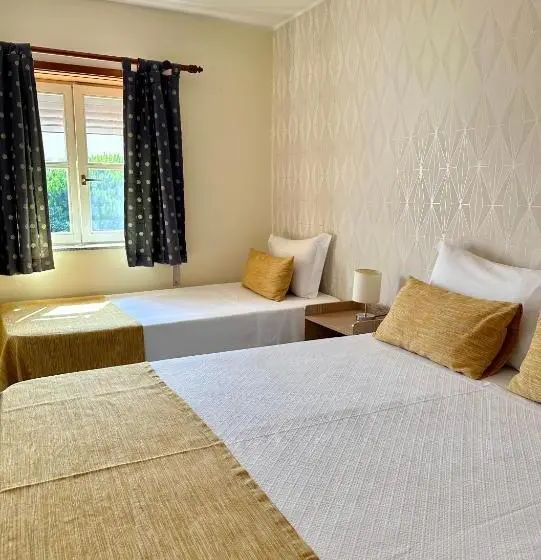 اتاق استاندارد سه نفره, Enjoy Viana Guest House