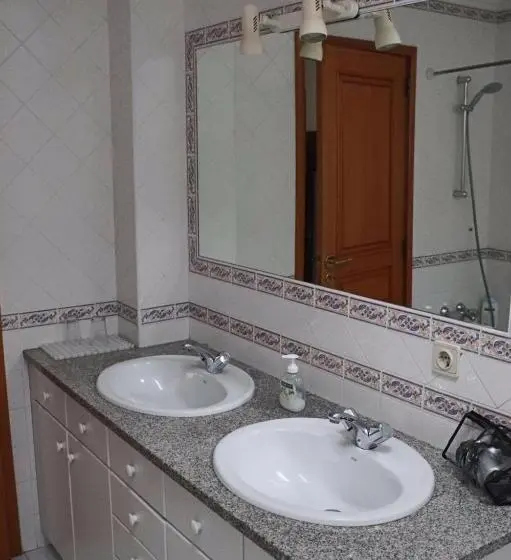 سوییت خانوادگی, Enjoy Viana Guest House
