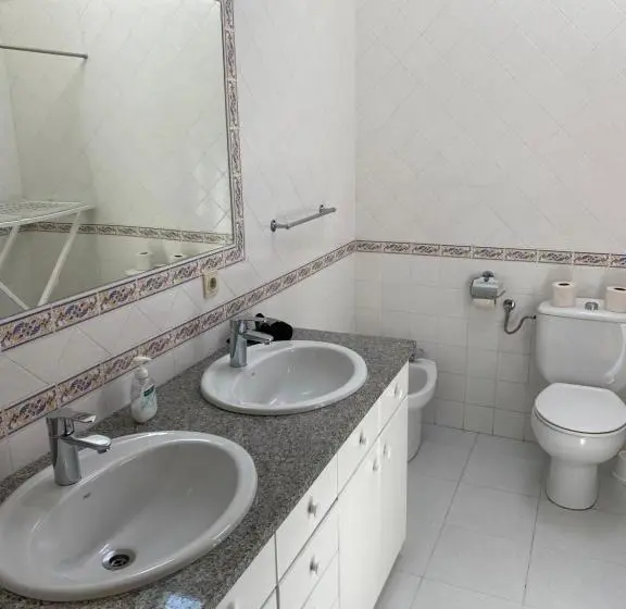 سوییت خانوادگی, Enjoy Viana Guest House