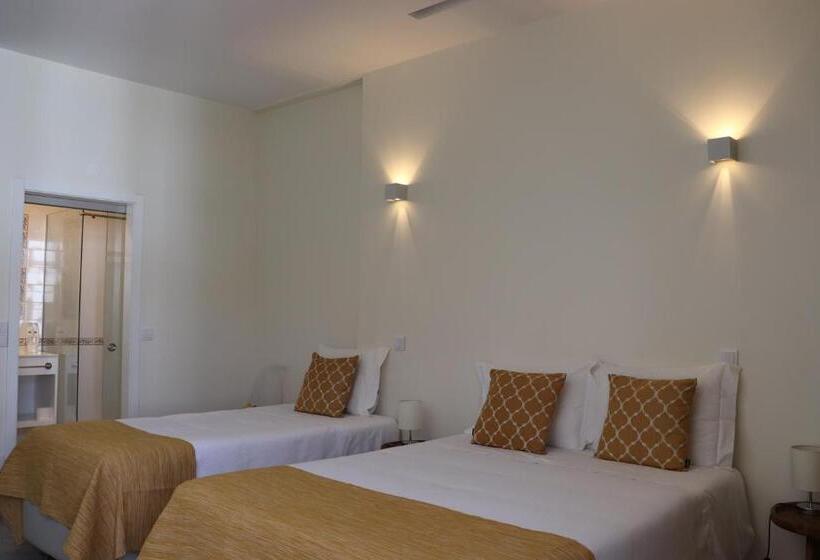 اتاق استاندارد سه تخته با بالکن, Enjoy Viana Guest House