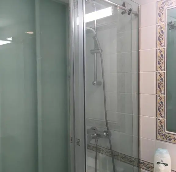 اتاق لوکس سه تخته, Enjoy Viana Guest House