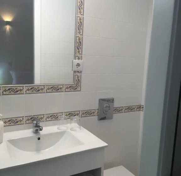 اتاق لوکس سه تخته, Enjoy Viana Guest House