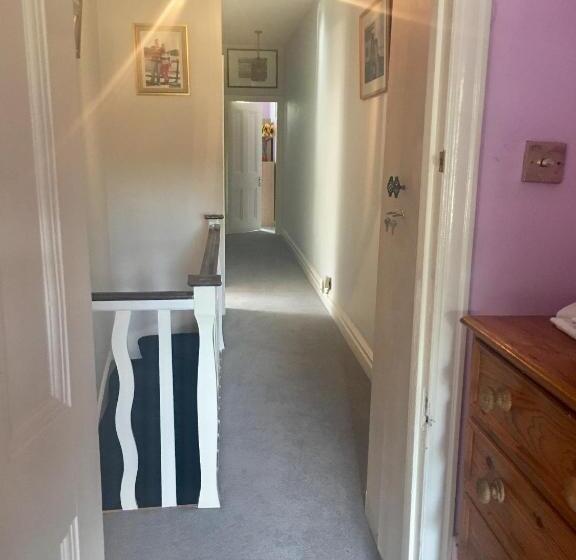 스탠다드 룸, 38 Whitehall Road