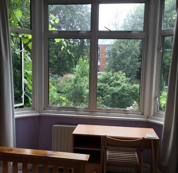 스탠다드 룸, 38 Whitehall Road