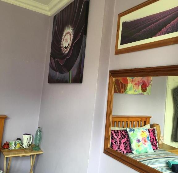 스탠다드 룸, 38 Whitehall Road