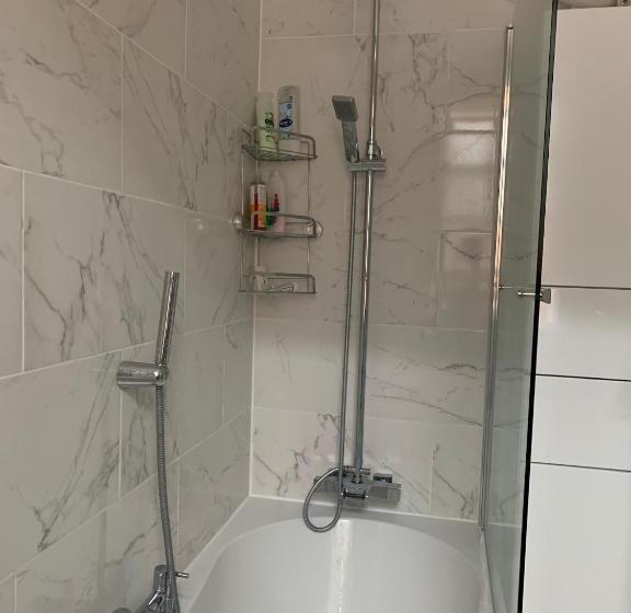 이코노미 싱글 룸, 38 Whitehall Road