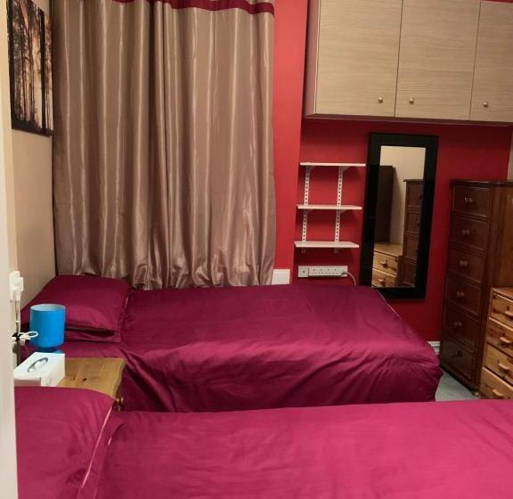Номер Стандарт Вид на Сад, 38 Whitehall Road