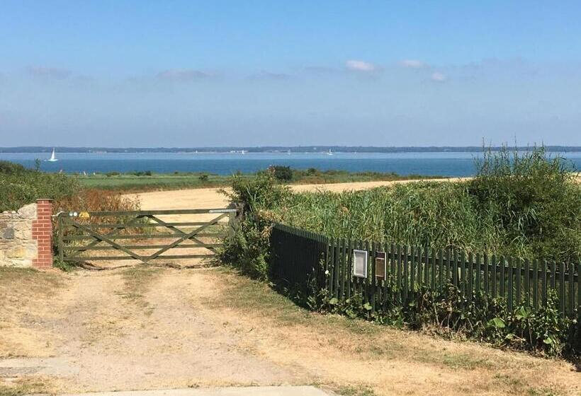 דירת חדר נוף לים, Stable Cottages