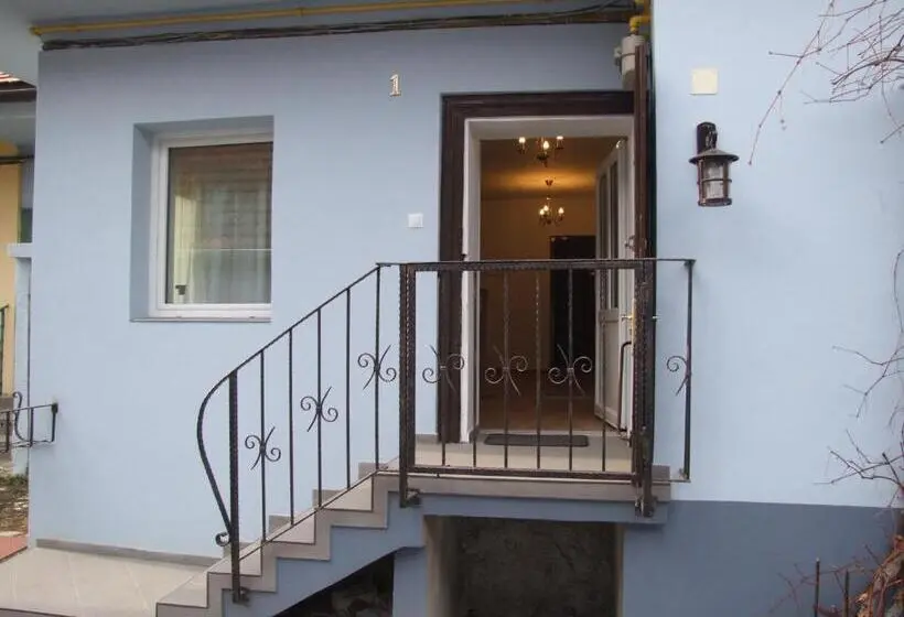 ３ベッドルームハウス, Blue House