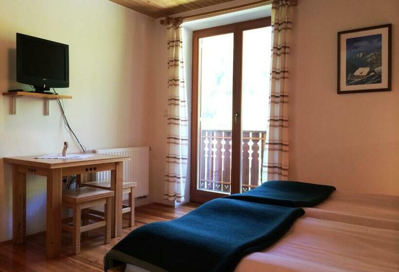 اتاق استاندارد سه نفره, Govc Vršnik