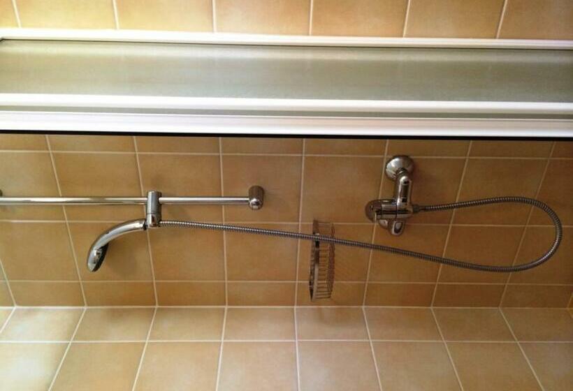 اتاق استاندارد سه نفره, Govc Vršnik