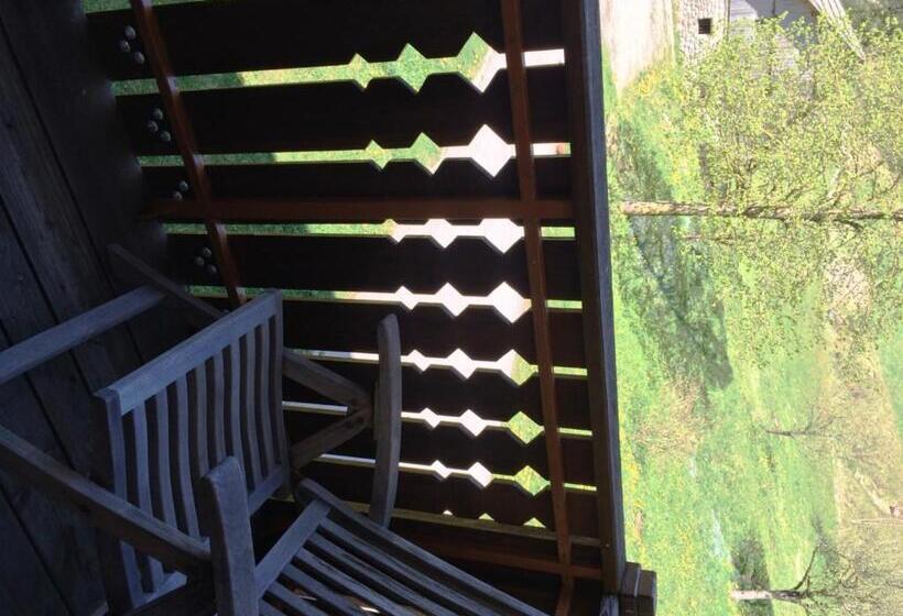 اتاق استاندارد سه نفره, Govc Vršnik