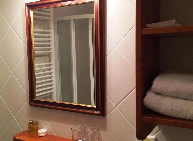 اتاق استاندارد با بالکن, Govc Vršnik