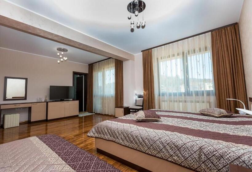 غرفة قياسية ثلاثية مزودة بتراس, Kristal