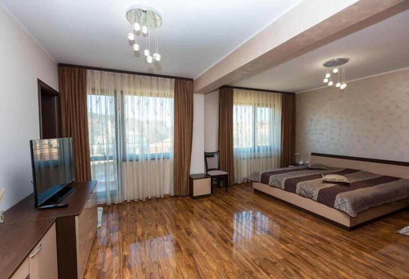 غرفة قياسية ثلاثية مزودة بتراس, Kristal