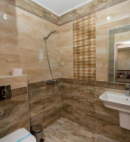 غرفة قياسية ثلاثية مزودة بتراس, Kristal