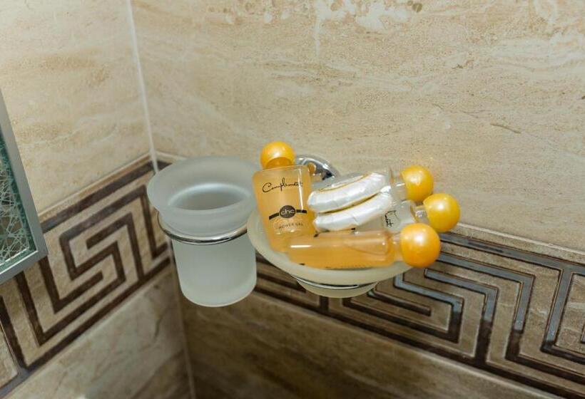 غرفة قياسية ثلاثية مزودة بتراس, Kristal