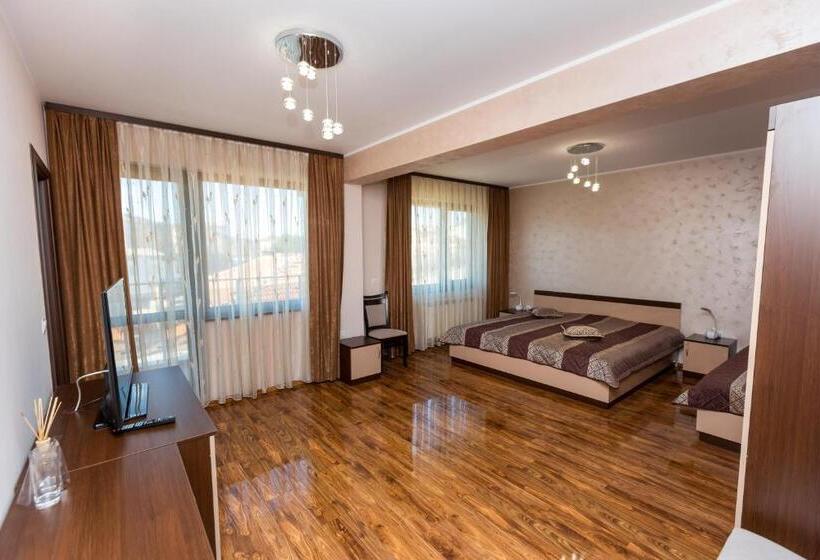 غرفة قياسية ثلاثية مزودة بتراس, Kristal