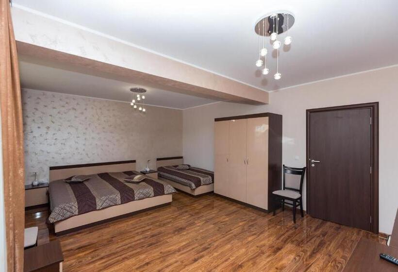 غرفة قياسية ثلاثية مزودة بتراس, Kristal