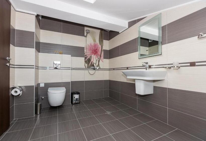 غرفة دور أخير, Kristal