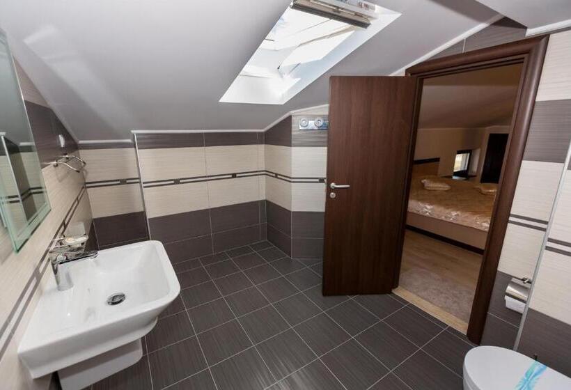 غرفة دور أخير, Kristal