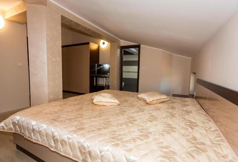 غرفة دور أخير, Kristal