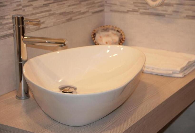 舒适型房间, Alexander