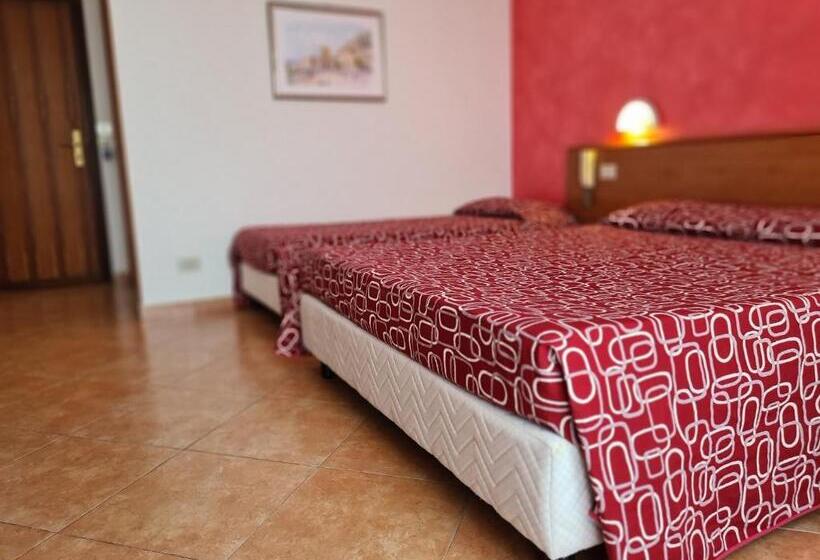 舒适三人间, Alexander