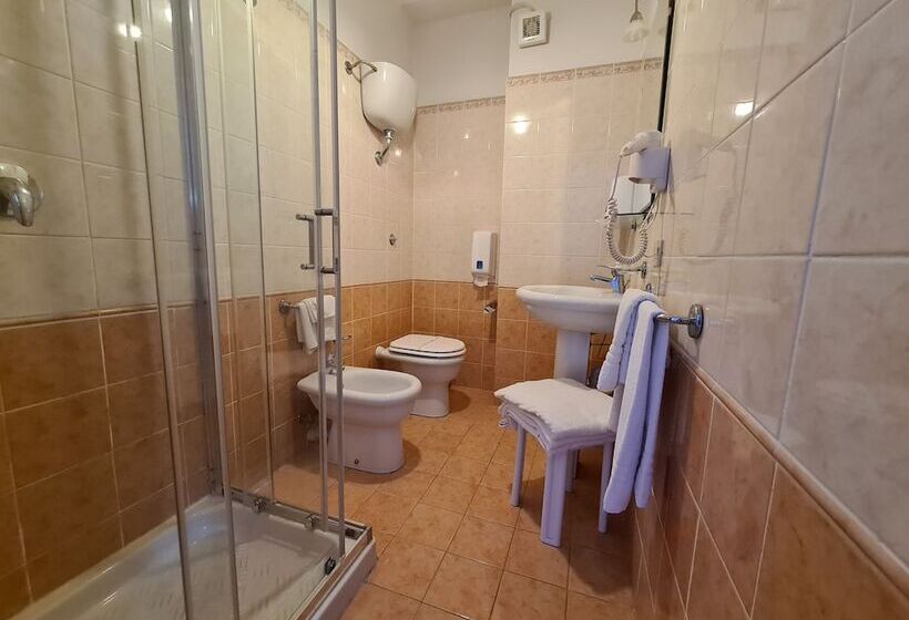 舒适三人间, Alexander