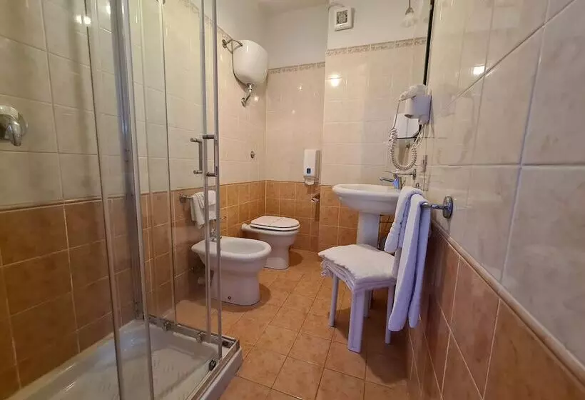 اتاق راحتی سه تخته, Alexander