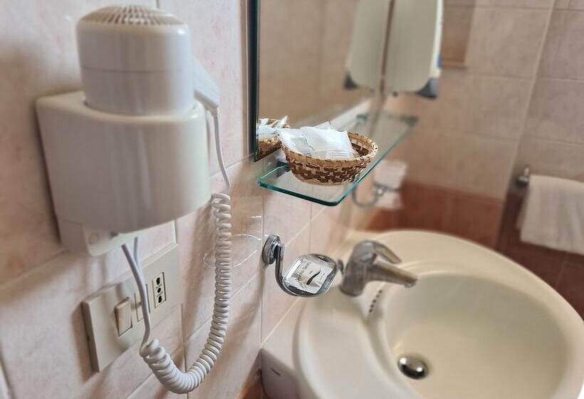 舒适三人间, Alexander