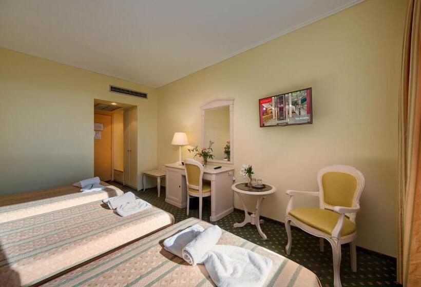 غرفة قياسية ثلاثية, Angelika Pallas