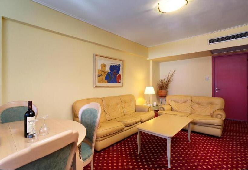 جناح, Angelika Pallas