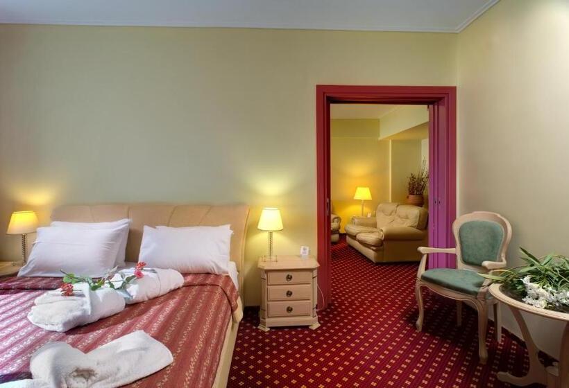 جناح, Angelika Pallas