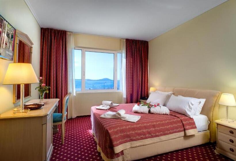 جناح, Angelika Pallas