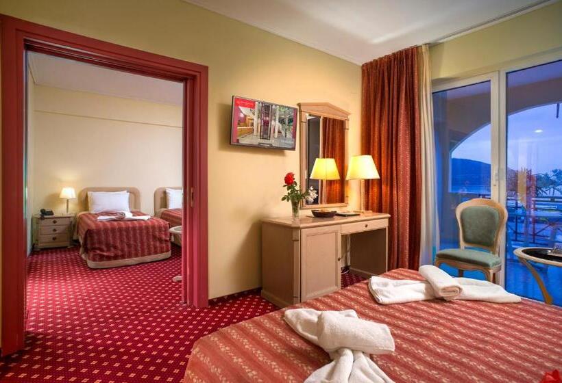 غرفة عائلية, Angelika Pallas