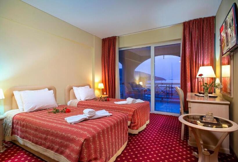 غرفة عائلية, Angelika Pallas