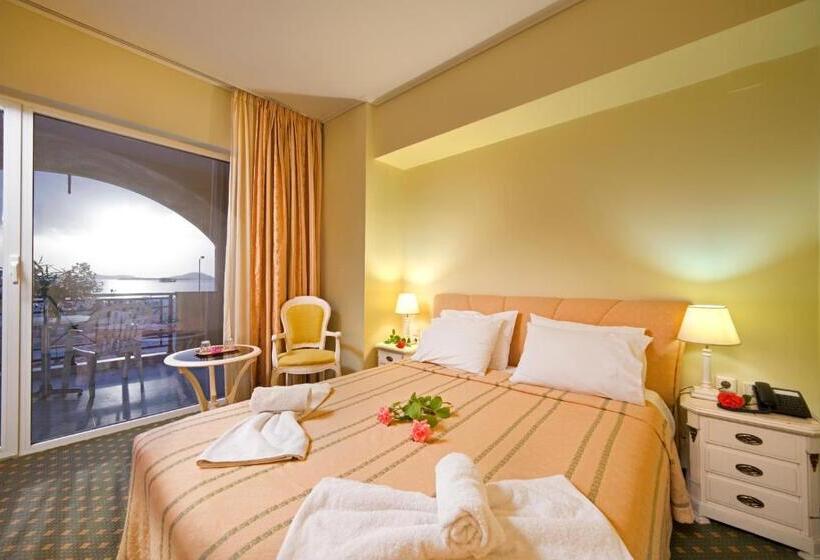 غرفة قياسية مطلّة علي البحر, Angelika Pallas