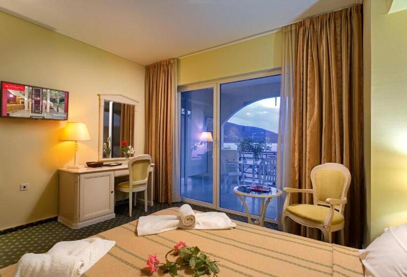 غرفة قياسية مطلّة علي البحر, Angelika Pallas