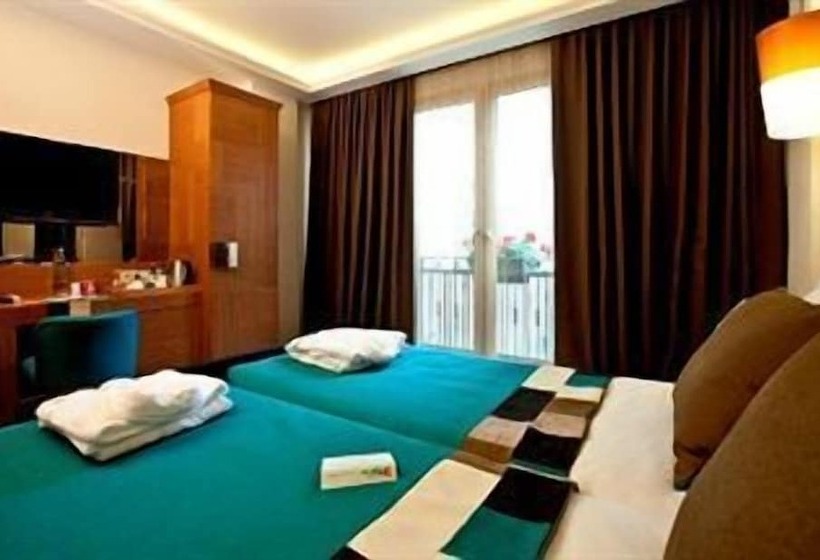 スタンダードルーム, Collage Taksim