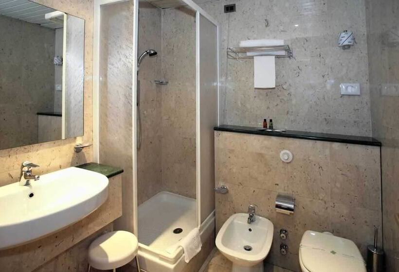 اتاق استاندارد یک نفره, De Paris