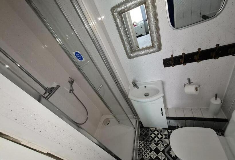 Семейный Номер, Elmora House