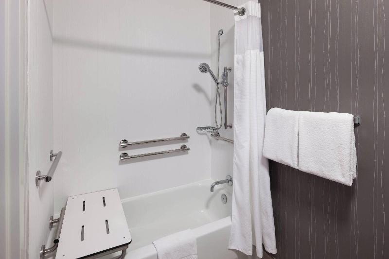 חדר סטנדרט מותאם לאדם עם מוגבלויות, Hampton By Hilton London Croydon